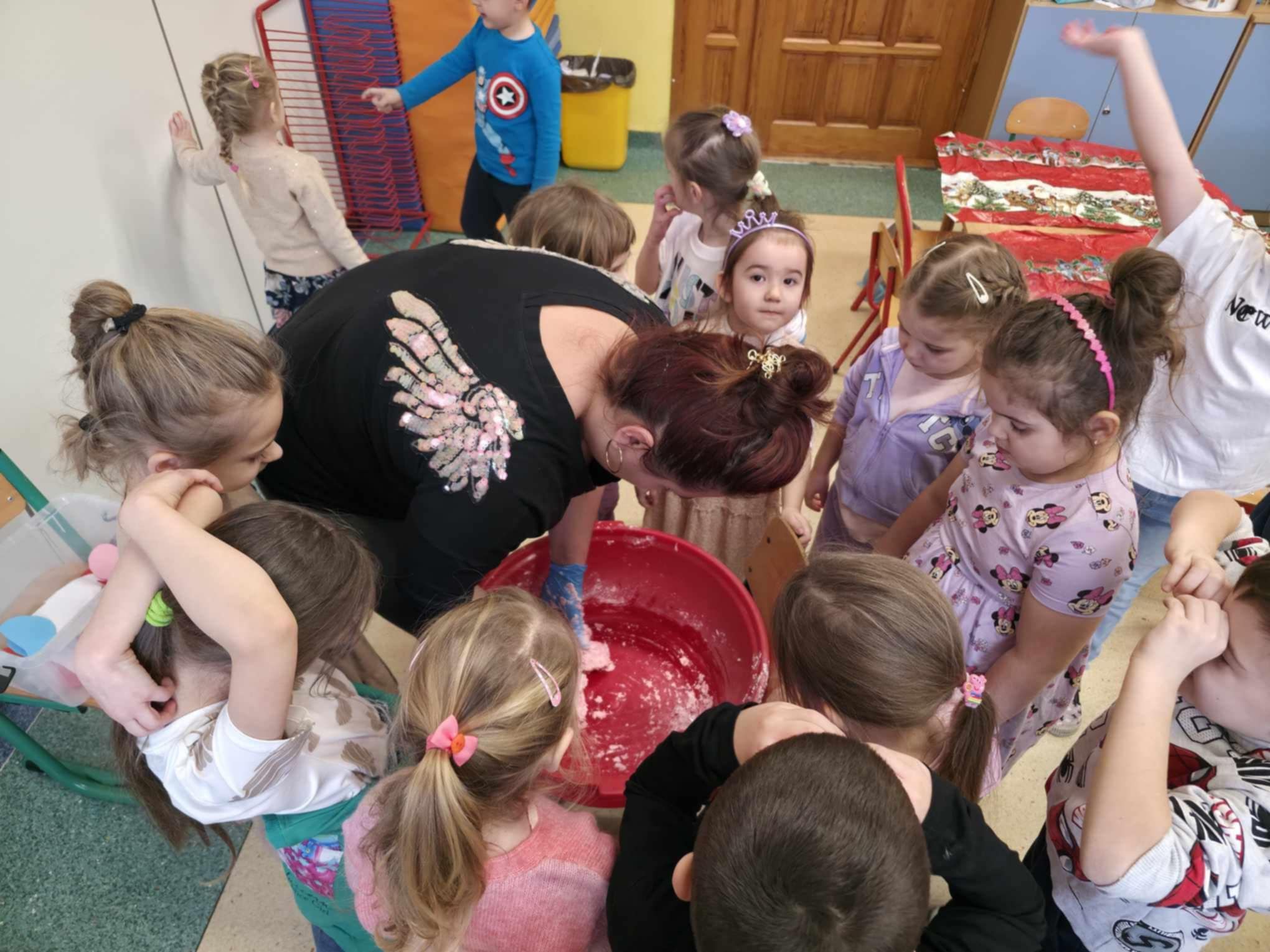 Sensoryczne zajęcia z własnoręcznie robioną ciastoliną.